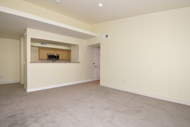 Building Photo - Charming 2nd Floor Unit In Gated Community!