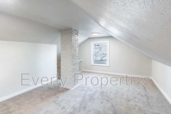 Building Photo - 1025 Yout St