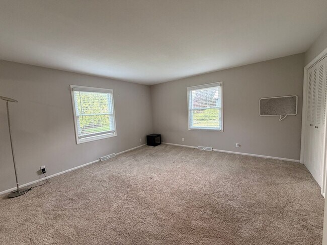 Building Photo - 357 Shore Haven Dr SE