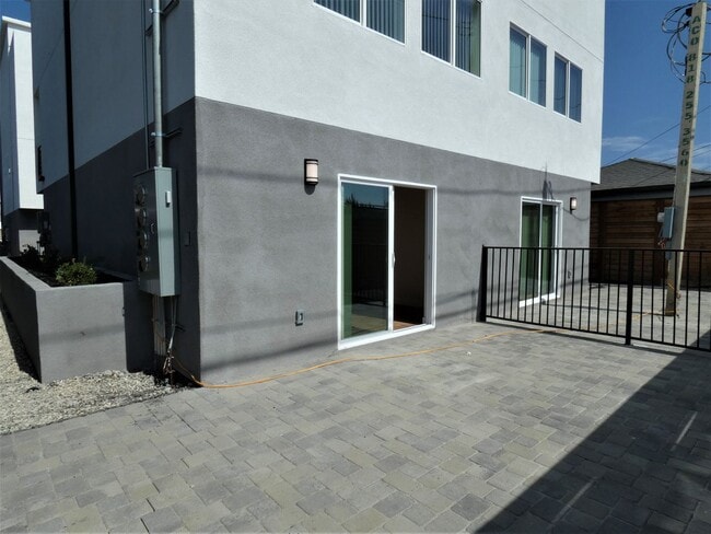Building Photo - Modern Townhome Community in Prime Mid-City