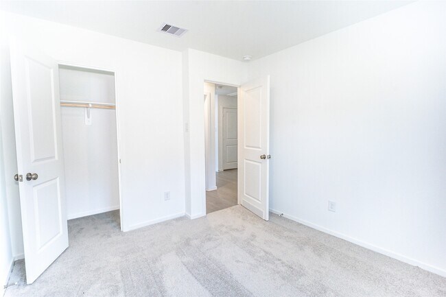 Building Photo - 15724 Plum Brk Dr