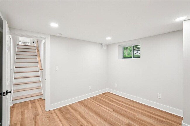 Building Photo - 5170 Chamblee Dunwoody Rd
