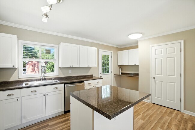 Building Photo - 1037 Randall Ct