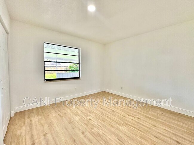 Building Photo - 2517 Royal Palm Dr