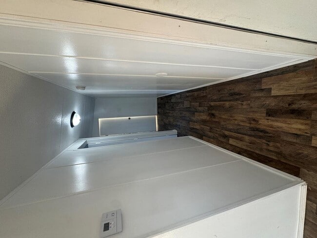 Building Photo - 14574 W 3rd St