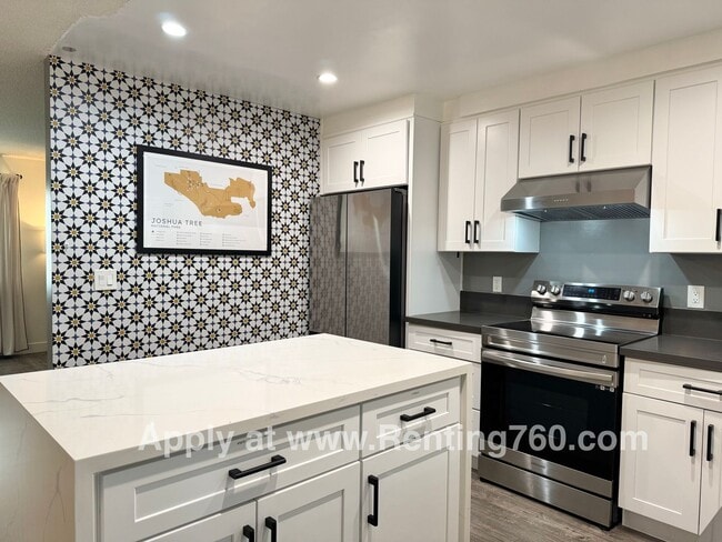Building Photo - Modern & Updated Home With Solar!