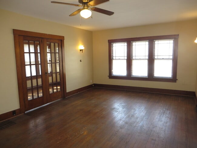 Building Photo - 826 Nuttman Ave