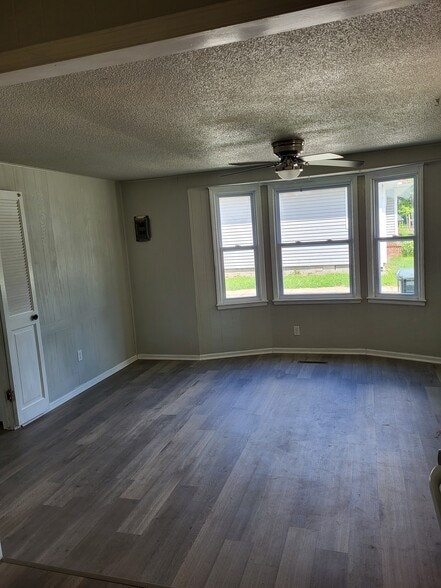 Dinning room - 402 N Mulberry St