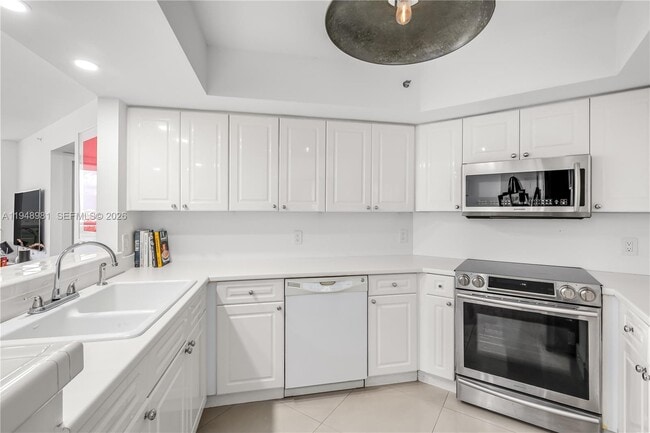 Building Photo - 1800 Sunset Harbour Dr