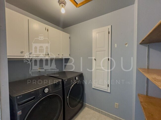 Building Photo - 4030 Meadowdale Pl