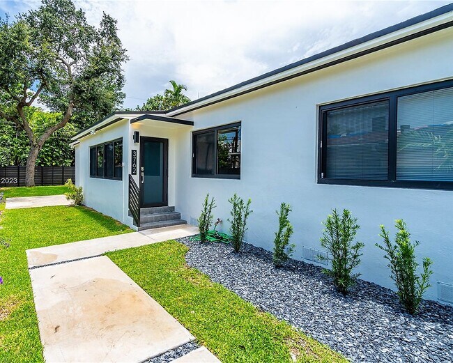 Building Photo - 3762 SW 27th Ln