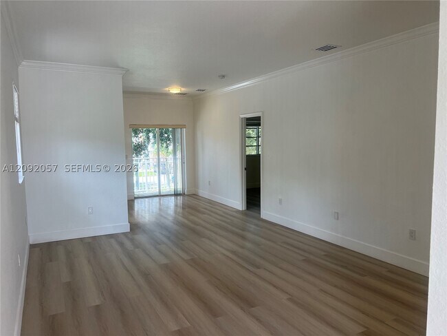 Building Photo - 372 NE 26th Pl