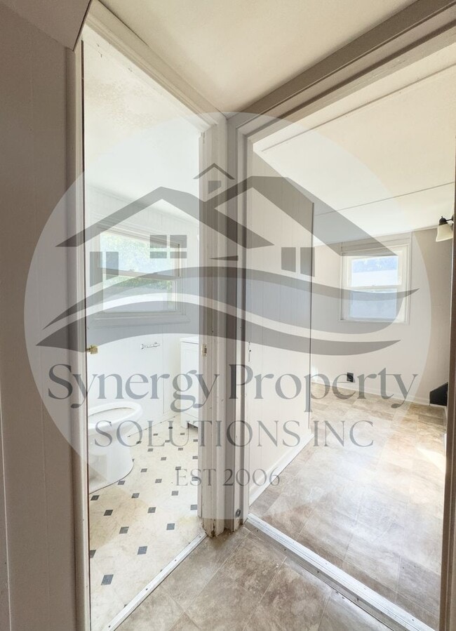 Building Photo - Crestline Home Available Now