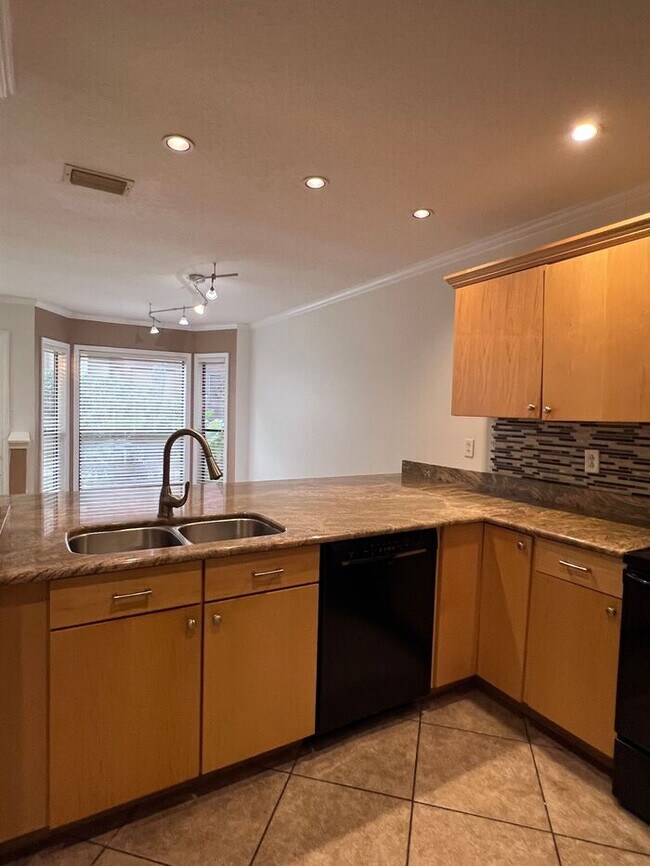 Building Photo - Beautifully updated 2 bedroom 2 1/2 baths ...