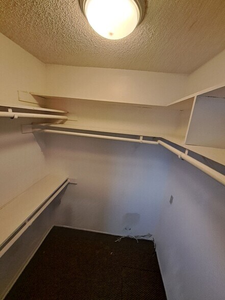 walk in closet - 5517 Fiesta Rd