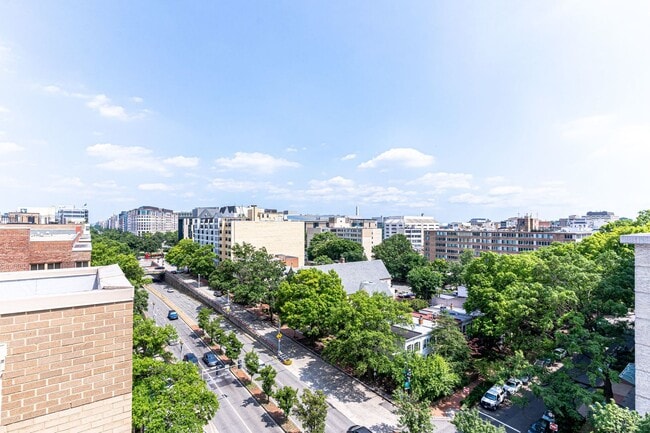Building Photo - Beautiful One Bedroom in the Heart of Foggy Bottom| Water and Gas Included!