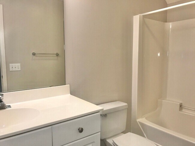 Building Photo - 3203 St James Dr SE