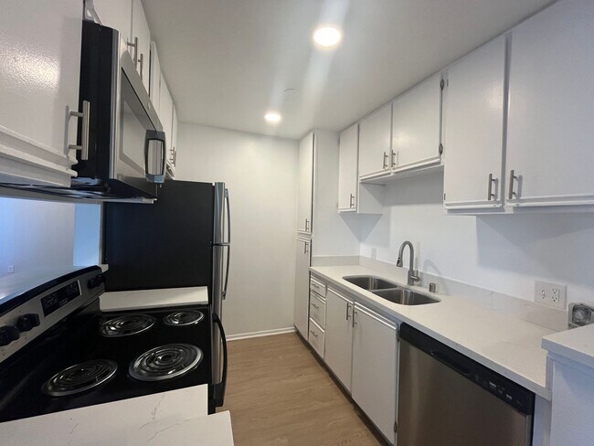 Interior Photo - 6310 Sylmar Ave