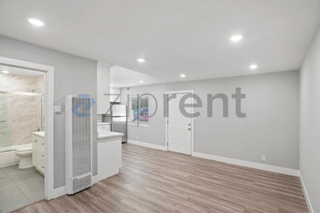 Building Photo - 26910 Manon Ave