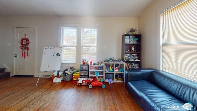 Building Photo - 17 Landin St