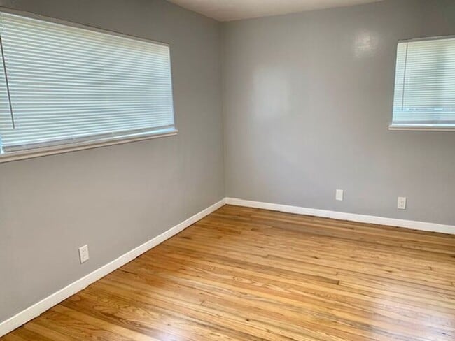 Building Photo - Great 3 bed 1.5 bath House with Garage in ...