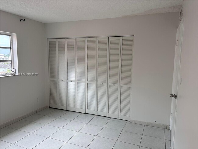 Building Photo - 460 E 23rd St