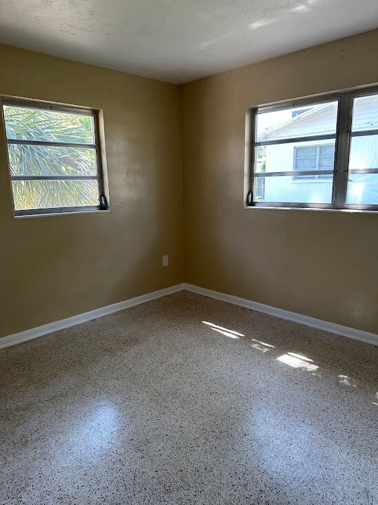 Building Photo - 1560 Elizabeth Ln