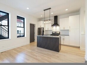 Building Photo - 3 bedroom in Chicago IL 60642