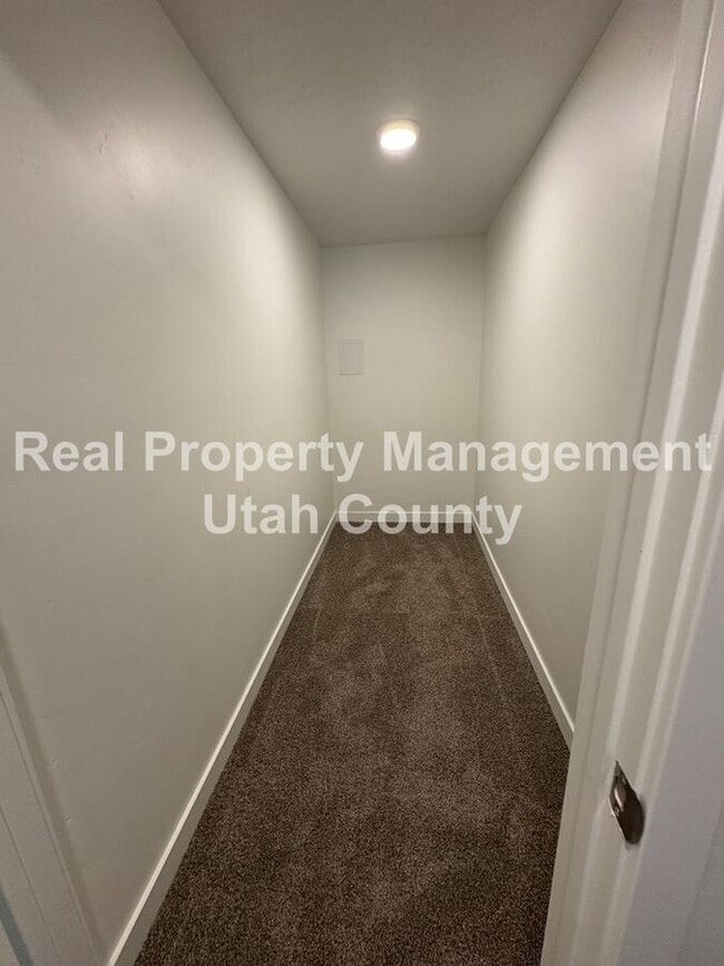 Building Photo - 837 E Oakum Ln