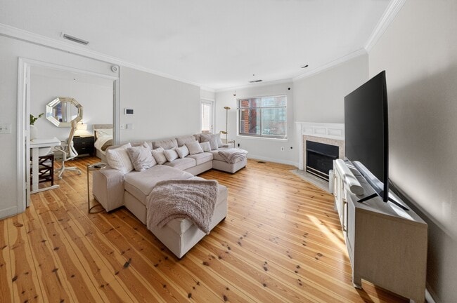 Building Photo - 1050 N Stuart St