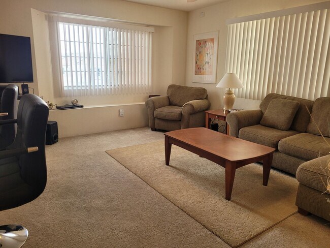 Building Photo - Charming 1-Bedroom Apartment for Short-Ter...