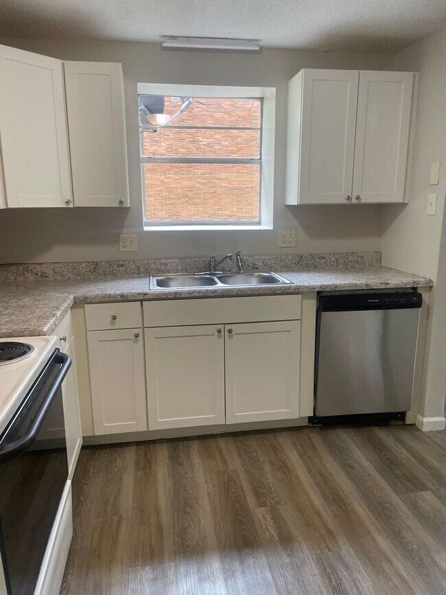 Building Photo - Knoxville 37912 - Spacious 1 bedroom, 1 bath apartment - Contact Lisa Vineyard and Shannon Russel...