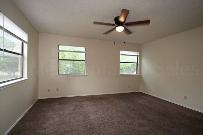 Building Photo - Check Out This Home!