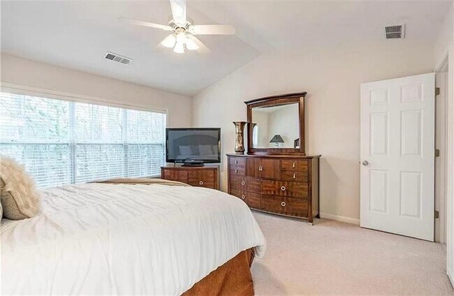 Building Photo - 932 Wendlebury Ct