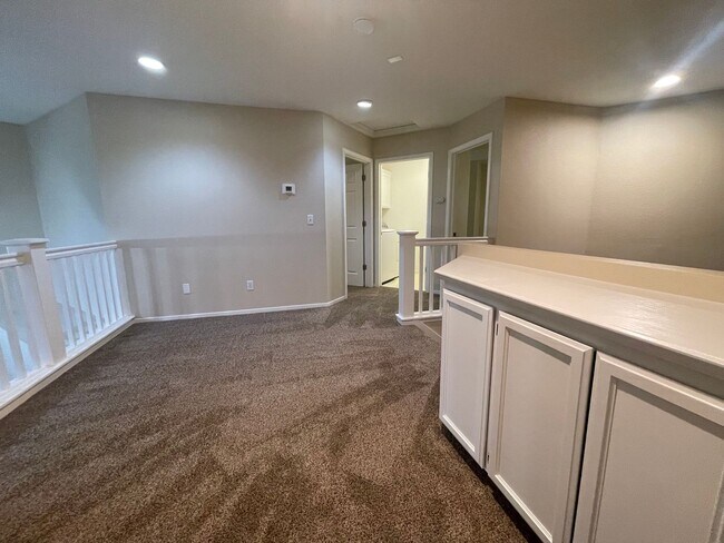 Building Photo - Wonderful Home Close to Shopping and Public Transportation.