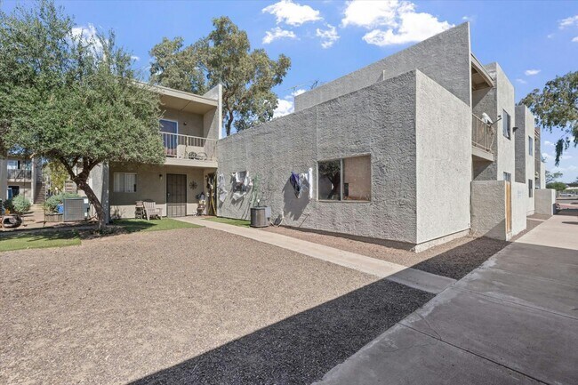 Building Photo - 2814 E Marconi Ave