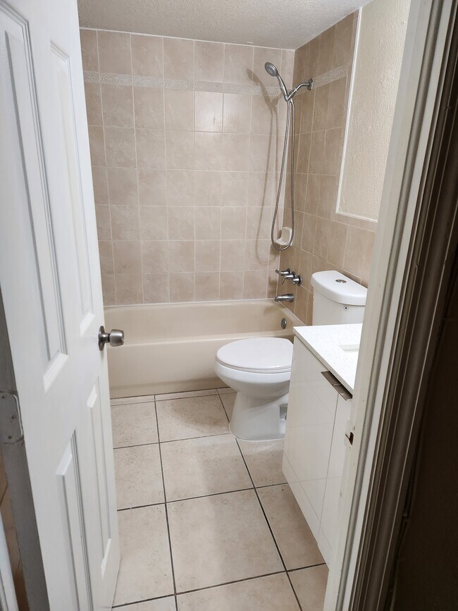 Building Photo - 9950 N Kendall Dr