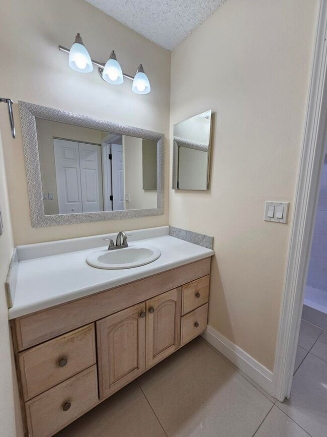 Building Photo - 480 Hardwood Pl