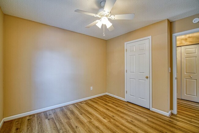 Building Photo - Spacious 4 BR, 2 BA Home On Quiet Cul de Sac, Private Fenced Backyard, Community Pool