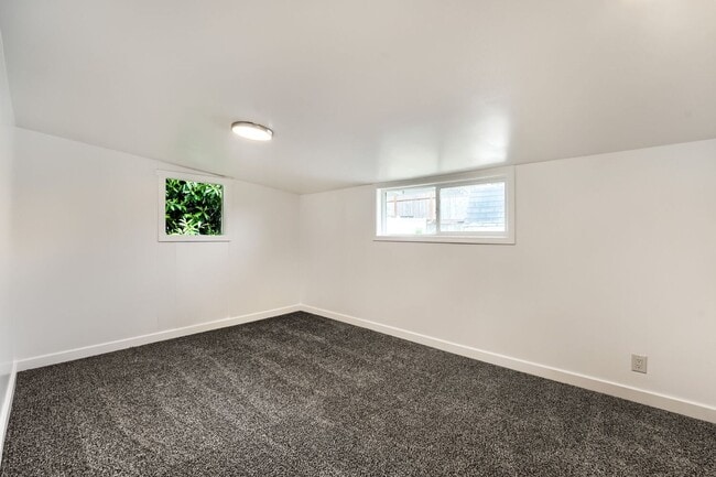 Building Photo - Bright & Charming 2bed/1bath + Mudroom Home in Tacoma!