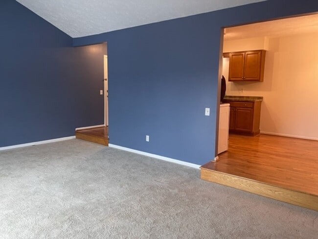 Building Photo - 2 Bedroom Condo - 1.5 Baths, Community Pool, Central AC