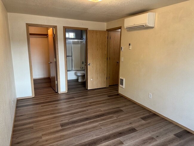 Building Photo - Updated 3 bedroom 2 bath duplex! MOVE IN S...