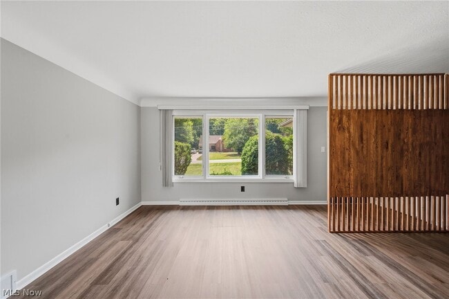 Building Photo - 333 E Ridgewood Dr