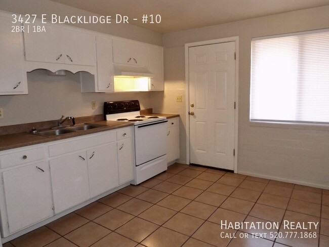 Building Photo - Lovely 2Bed/1Bath with a Community Pool in...