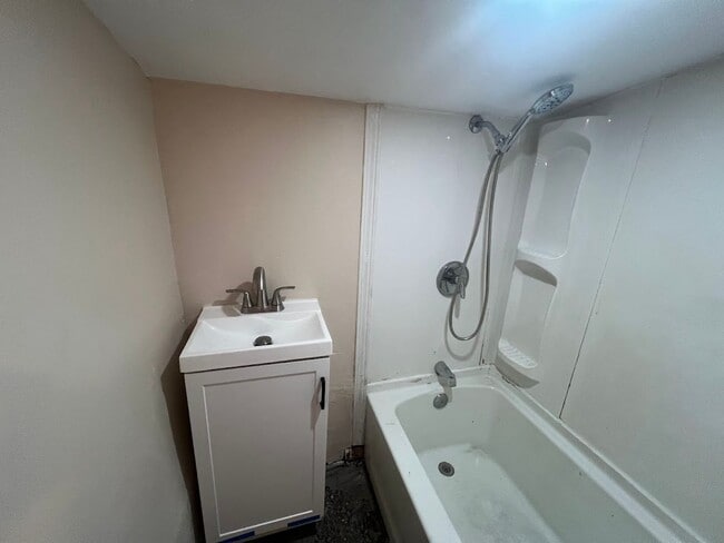 Building Photo - Charming 3 Bedroom 2 Bathroom House near RACC