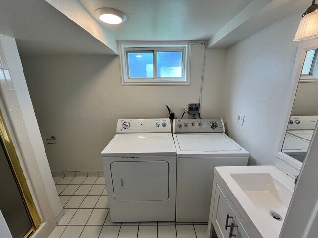 Building Photo - Charming 4 Bedroom 2 Bath Home in Sugarhouse!