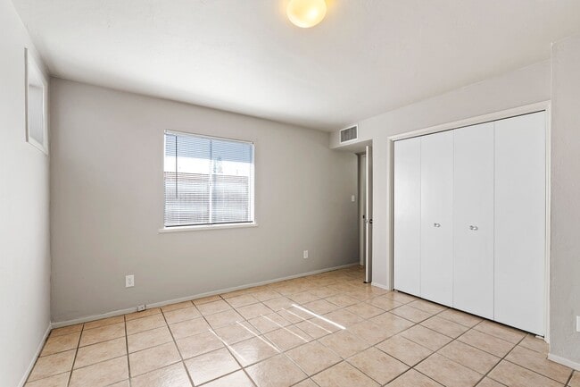 Building Photo - Charming central home