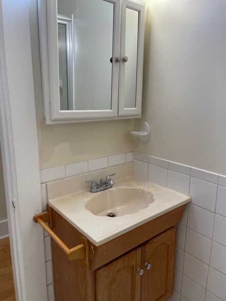 bath sink - 462 Main St