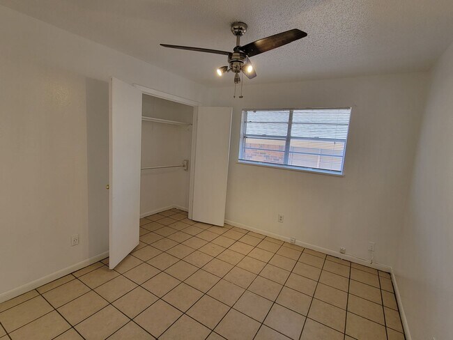 Building Photo - 3 Bedroom 1 bath Duplex!