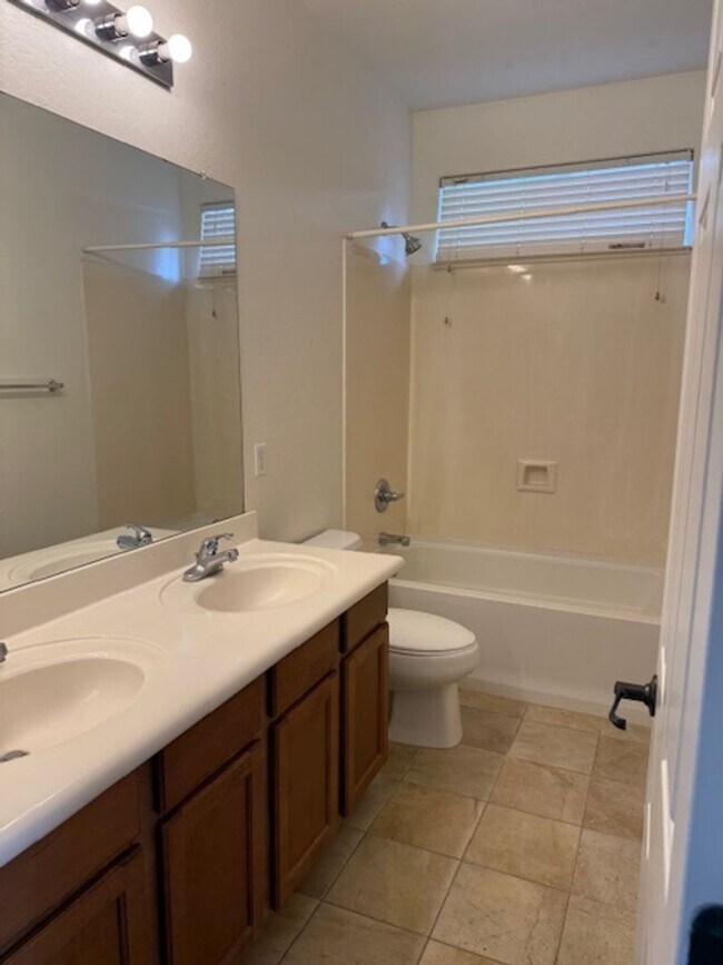 Building Photo - Gorgeous 5 bedroom home in Tartesso